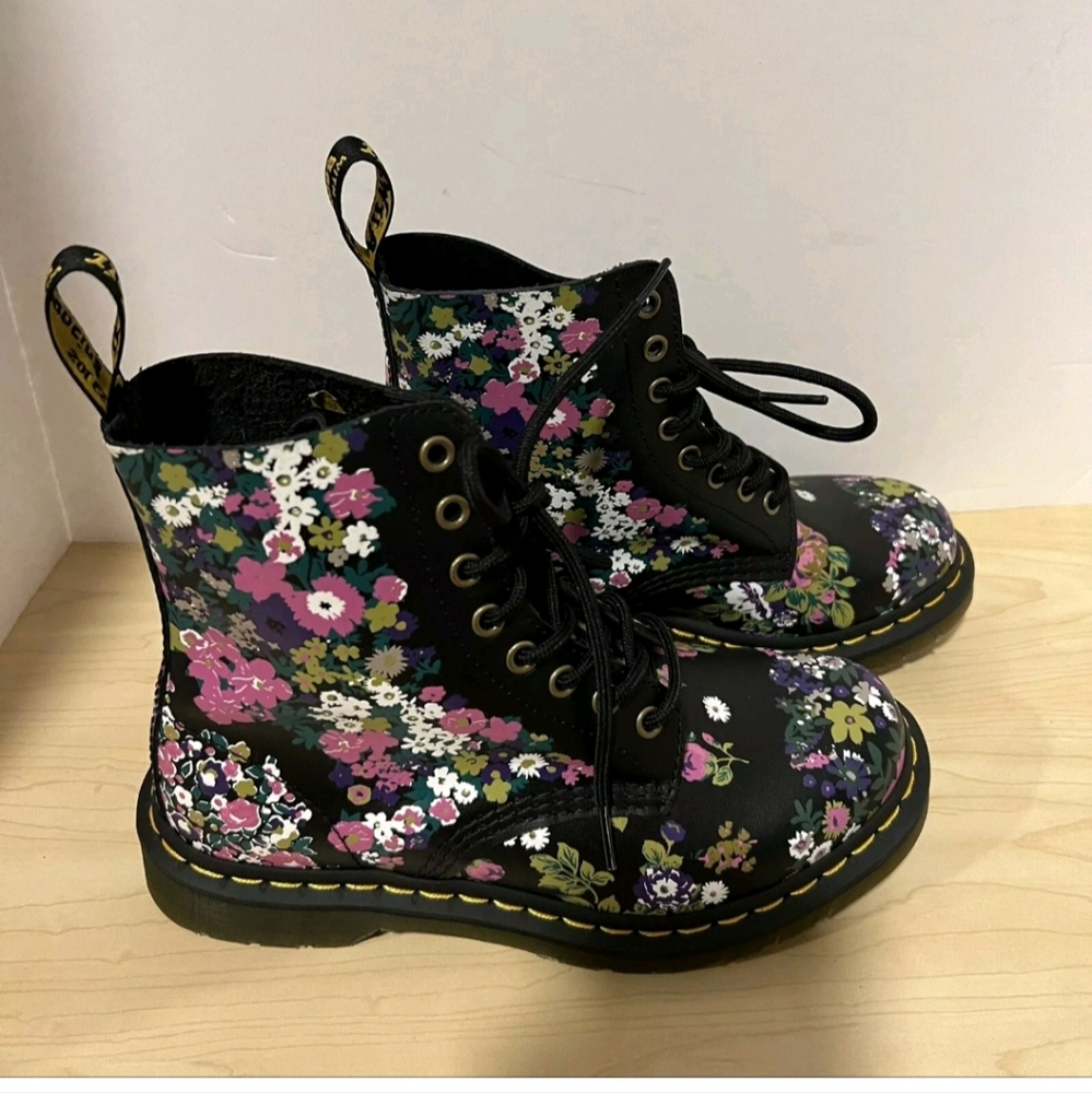 Doc marten ladies size 8 genuine leather boots worn once